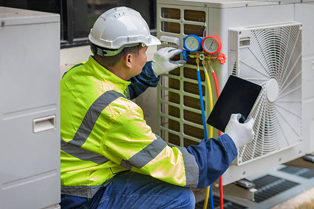 Professional Hvac Installation technician working in Pewaukee, WI